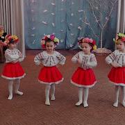Український Таночок З Віночками Та Стрічками В Дитячому Садку