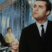 Обнимая Небо Крепкими Руками Летчик Набирает Высоту